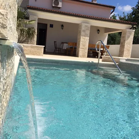Villa Beautiful With A Comfortable And Cozy Pool And Garden *