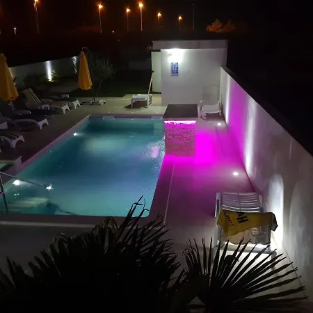 Beautiful With A Comfortable And Cozy Pool And Garden Villa *