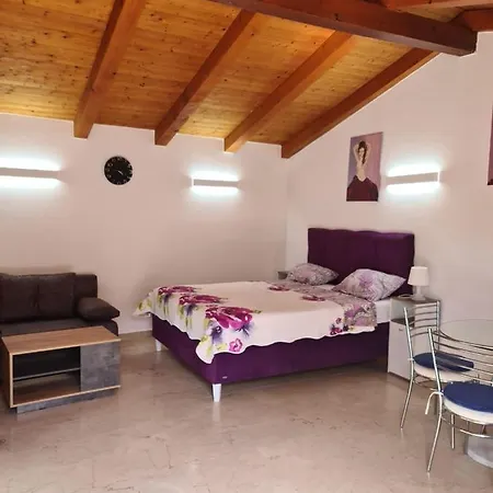 Beautiful With A Comfortable And Cozy Pool And Garden Villa Medulin
