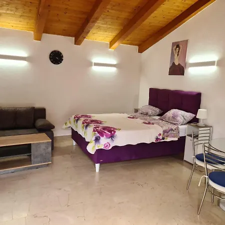 Beautiful With A Comfortable And Cozy Pool And Garden Villa *