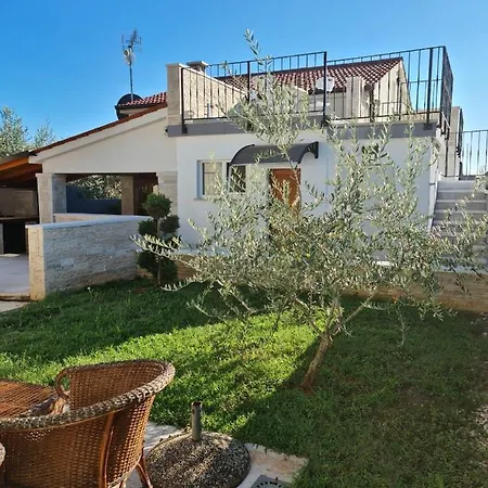 Beautiful With A Comfortable And Cozy Pool And Garden