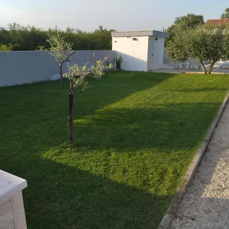 Beautiful With A Comfortable And Cozy Pool And Garden Villa *