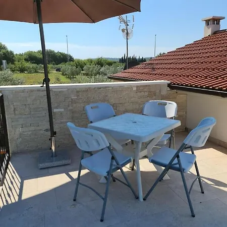 Beautiful With A Comfortable And Cozy Pool And Garden Villa *