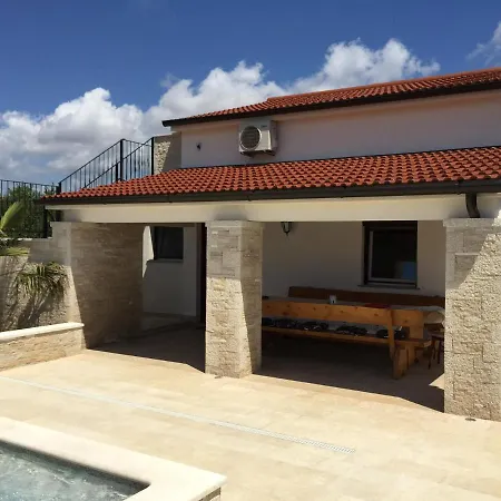 Villa Beautiful With A Comfortable And Cozy Pool And Garden *