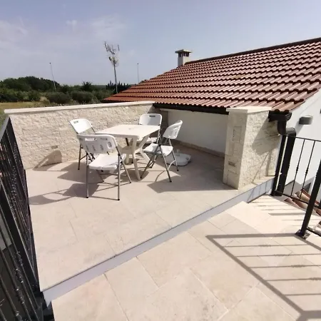 Beautiful With A Comfortable And Cozy Pool And Garden Villa